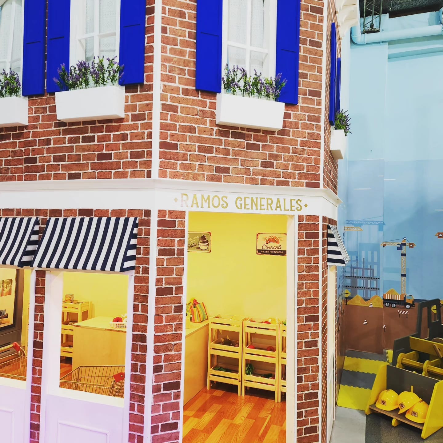 TINY TOWN SALON DE FIESTAS INFANTILES