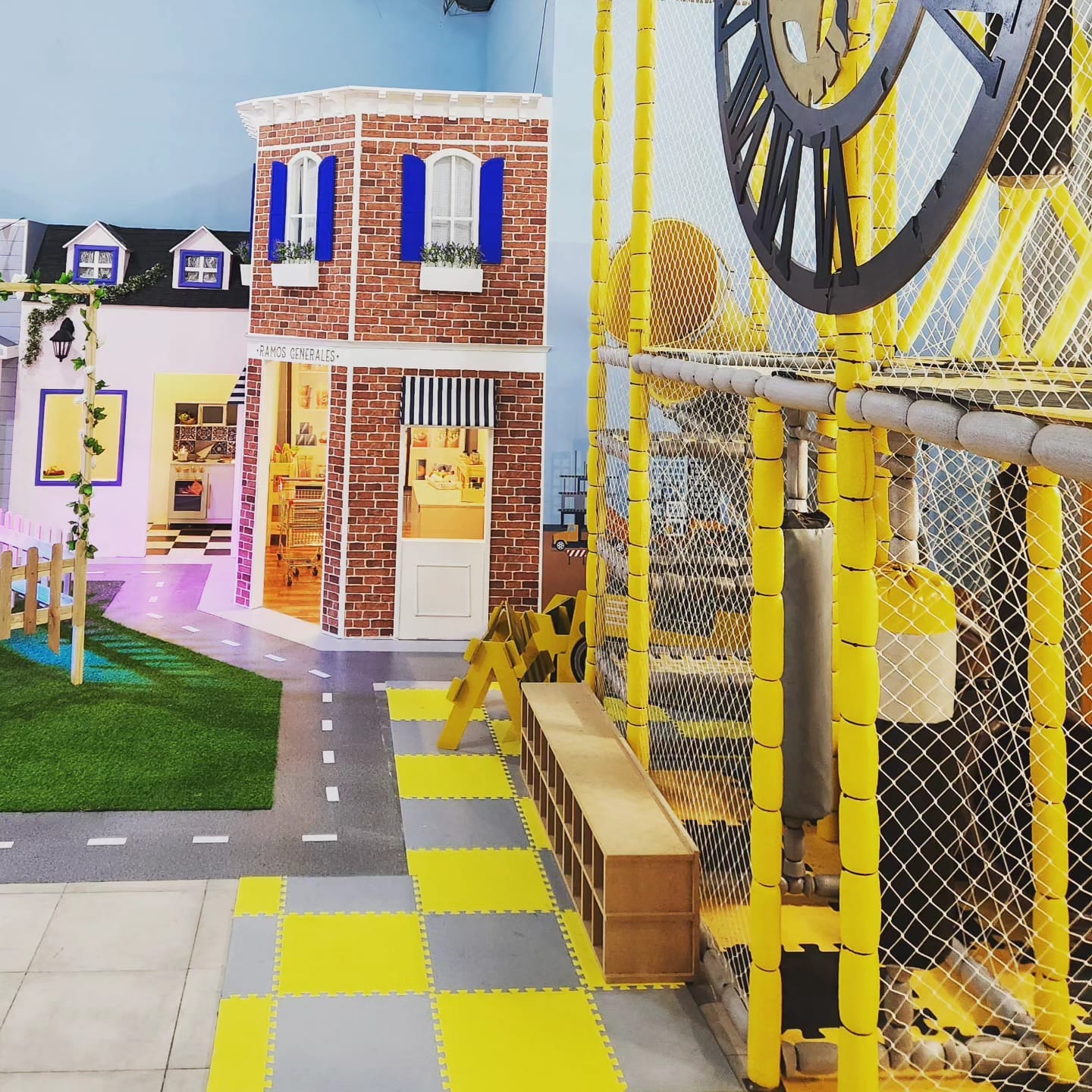 TINY TOWN SALON DE FIESTAS INFANTILES